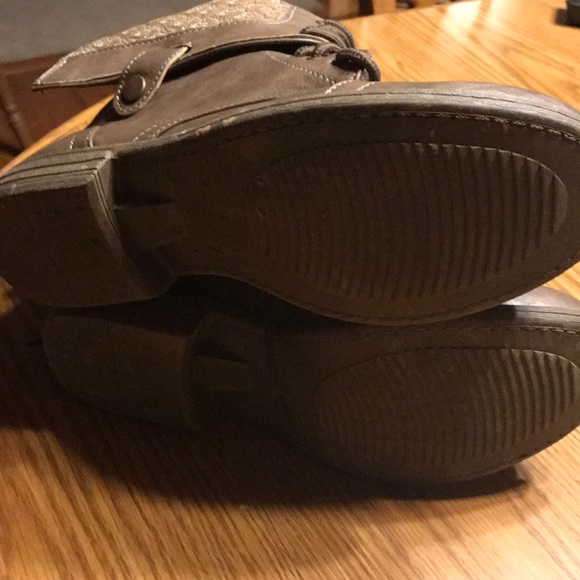 Boots - Picture 4 of 5